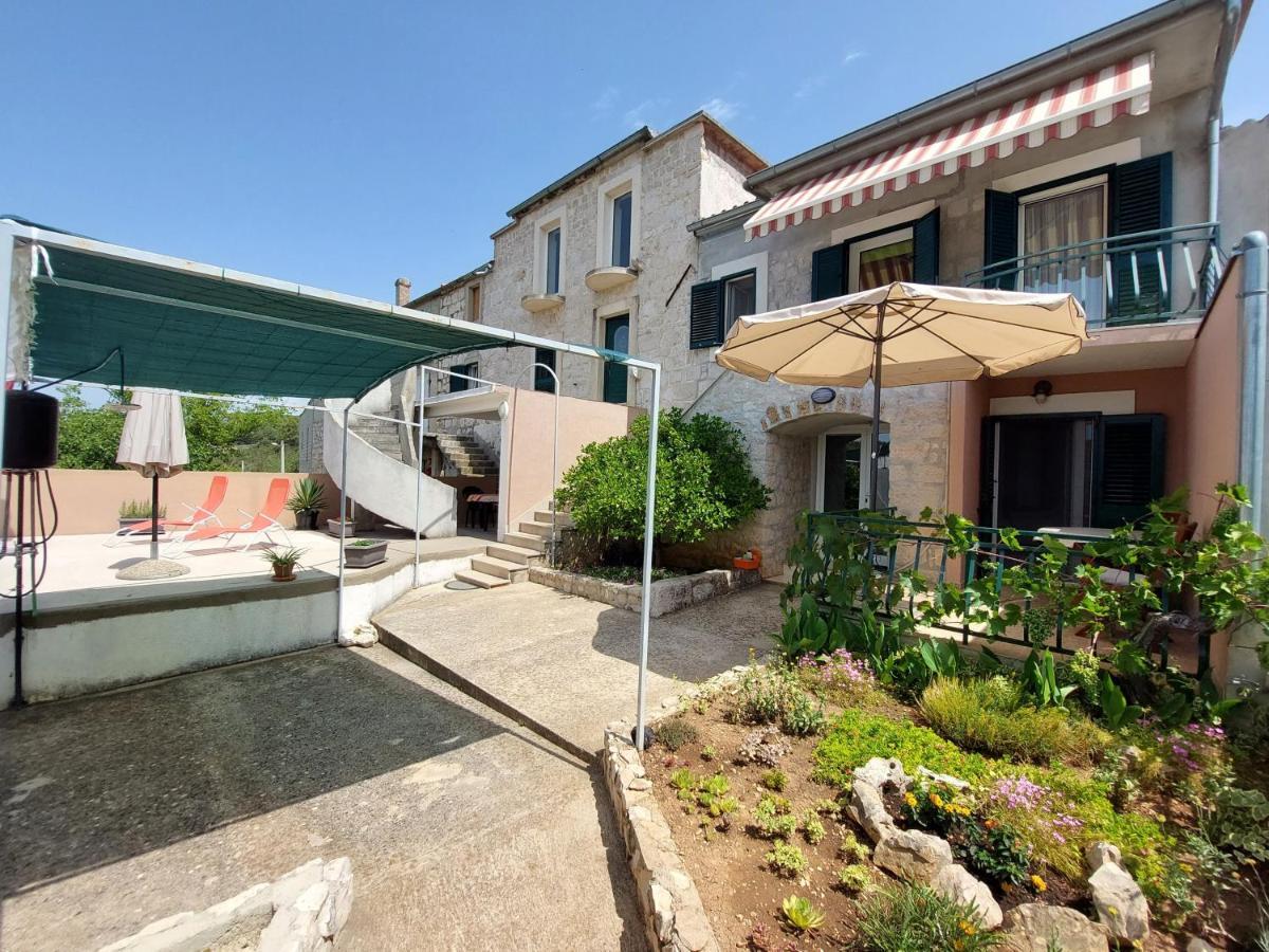 Holiday Home Oliva Bilice Bagian luar foto